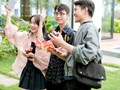 Giữa trời nóng gắt, niềm vui của nhiều người trẻ đôi khi bắt đầu từ một chiếc nhãn chai