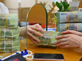 Lãi suất thấp, vì sao dòng tiền vẫn chảy vào ngân hàng?