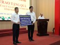 Liên hiệp Các tổ chức hữu nghị Việt Nam trao 3,4 tỷ đồng tiếp sức Nghệ An hỗ trợ bà con vùng lũ