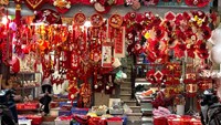 Phố Hàng Mã cận Tết Bính Ngọ 2026: Rực rỡ sắc xuân, sức mua trầm lắng