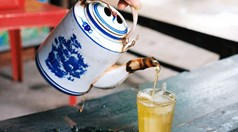 Trà đá – Hơi thở giản dị giữa lòng phố thị