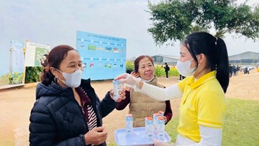 Thưởng thức sản phẩm của TH true MILK giữa ngàn hoa hướng dương 