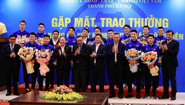 Bầu Hiển thưởng 4,4 tỷ đồng cho cầu thủ CLB Hà Nội và Công an Hà Nội sau chức vô địch ASEAN Cup 2024