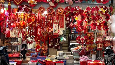 Phố Hàng Mã cận Tết Bính Ngọ 2026: Rực rỡ sắc xuân, sức mua trầm lắng