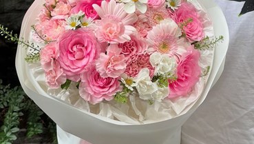 Hoa lụa hút khách trước thềm Ngày Quốc tế Phụ nữ 8/3