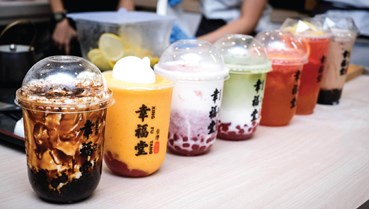 Vì sao một ly trà sữa có thể từ 20.000 đến 100.000 đồng?