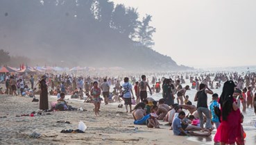 Hà Tĩnh: Nắng nóng du khách đổ xô đi ngâm mình giải nhiệt
