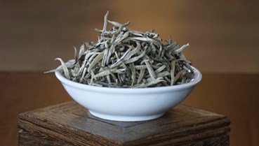 Từ chồi non đến tách trà: Hành trình tinh tế của trà trắng búp non