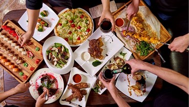 Nhượng quyền F&B tại Việt Nam: Tiềm năng vàng giữa muôn vàn thách thức từ ẩm thực đường phố và giá thuê mặt bằng