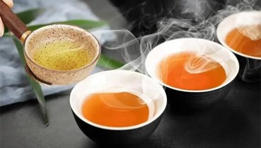 Bốn thói quen uống trà cần tránh để bảo vệ sức khỏe cho người sau tuổi 40