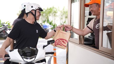 Highlands Coffee tiên phong ra mắt mô hình drive-thru cho cả xe máy và ô tô tại Việt Nam