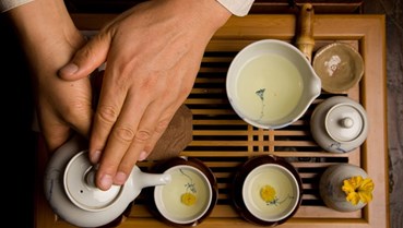 Nghệ thuật của trà chủ: Khi sự thấu hiểu quan trọng hơn cả một ấm trà ngon