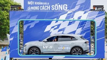 Lái thử bộ đôi VinFast VF 7 và VF 8, người dùng nhận xét: “Tăng tốc quá tốt, động cơ êm ái, linh hoạt trong không gian hẹp”