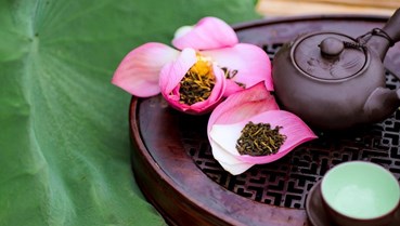 Chọn trà nền ướp sen: Nghệ thuật cảm vị của người nghệ nhân Hà Nội