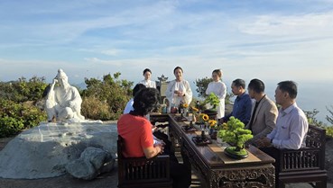 Đà Nẵng thử nghiệm tour thưởng trà đón bình minh trên đỉnh Bàn Cờ