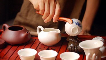 Ý nghĩa đằng sau bước làm ấm chén trước khi pha trà