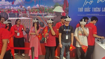 Trải nghiệm ứng dụng công nghệ thực tế ảo “Trở về thời khắc thiêng liêng” 