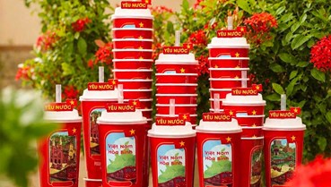 Giải mã chiến lược kéo khách đến điểm bán từ chiếc ly “phun khói”