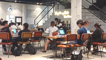 Giới trẻ thích thú “đóng đô” tại các quán cà phê