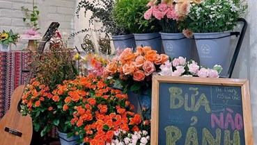 “Buffet hoa” và cà phê - trải nghiệm độc đáo được giới trẻ Hà Nội đón nhận