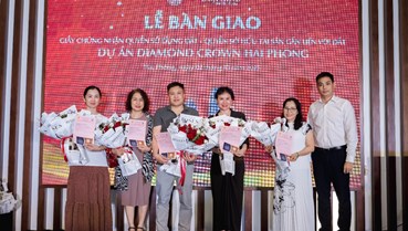 Bàn giao sổ hồng cho cư dân Diamond Crown Hai Phong