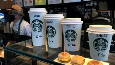 Starbucks tìm lại bản sắc thương hiệu bằng việc viết tên khách hàng lên cốc