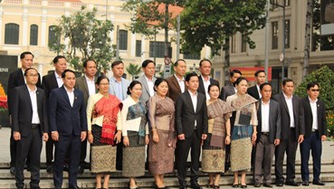 Đoàn lãnh đạo tỉnh Hủa Phăn (Lào) dâng hoa tại Tượng đài Chủ tịch Hồ Chí Minh