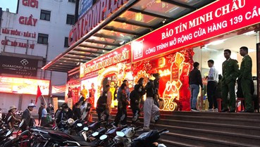 Hà Nội: Người dân đội mưa xếp hàng mua vàng ngày vía Thần Tài