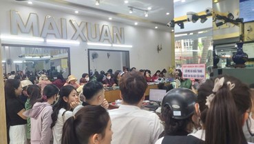 "Phố vàng" Hà Tĩnh đông nghịt người ngày vía Thần Tài