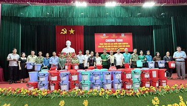 Vũ Quang: Trao tặng 100 máy lọc nước cho gia đình học sinh nghèo