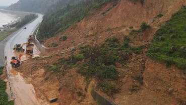 Hà Tĩnh: Nhiều tuyến đường sạt lở nghiêm trọng do mưa lũ