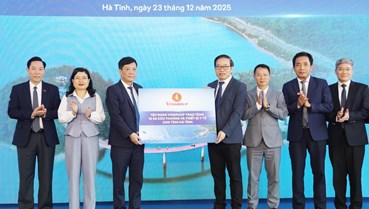 Hà Tĩnh tiếp nhận 15 xe cứu thương hiện đại do Vingroup hỗ trợ