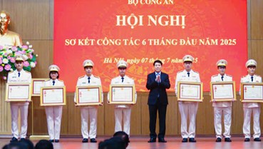 Tự hào lực lượng Công an Quảng Ninh: Giám đốc Công an tỉnh nhận Huân chương Chiến công hạng Nhất