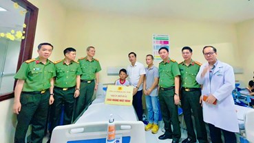 Công an Quảng Ninh nhận đỡ đầu cháu bé sống sót trong vụ tai nạn lật tàu trên Vịnh Hạ Long