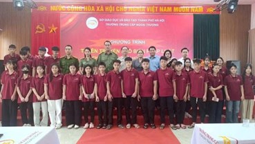 Trường Trung cấp Ngoại thương phối hợp Công an TP Hà Nội lan tỏa văn hóa thượng tôn pháp luật trong học đường
