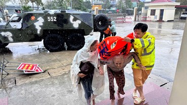 CSGT Gia Lai dầm mình trong nước lũ cứu dân: “Chỉ mong đưa hết bà con đến nơi an toàn”