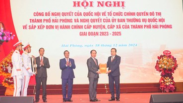 Chủ tịch Quốc hội trao Nghị quyết về tổ chức chính quyền đô thị tại Hải Phòng