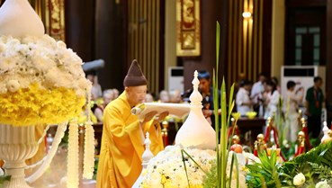 Quảng Ninh: Đêm hoa đăng cầu nguyện Quốc thái dân an nhân dịp Xá lợi Đức Phật