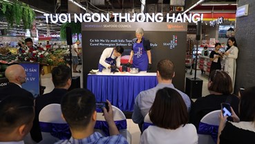 Đại sứ Na Uy cùng chế biến món ăn mời khách thăm quan tại Ngày hội Hải sản Na Uy đầu tiên tại Việt Nam