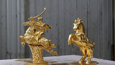 Linh vật ngựa dát vàng hút khách dịp Tết Bính Ngọ 2026