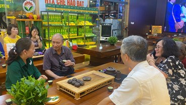 Những sắc thái văn hóa trong chén trà Việt