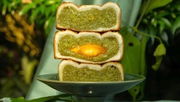 Bánh Trung thu nhân cốm “cháy hàng”, khách xếp hàng từ sáng sớm