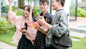 Giữa trời nóng gắt, niềm vui của nhiều người trẻ đôi khi bắt đầu từ một chiếc nhãn chai