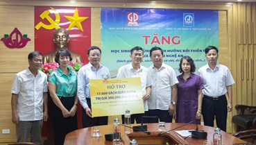 Nhà xuất bản Giáo dục Việt Nam: Hơn 17.000 sách giáo khoa đến với học sinh vùng lũ Nghệ An trong ngày khai giảng