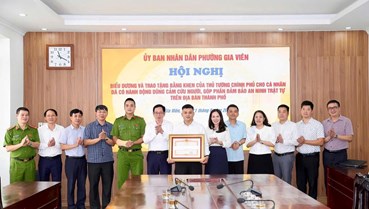 Trao Bằng khen của Thủ tướng Chính phủ cho “người hùng” Phạm Thế Huy Hoàng