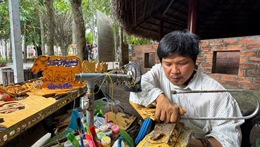 Từ khúc gỗ vô tri đến tác phẩm có hồn: Hành trình bền bỉ của người thợ khắc gỗ ở Cần Thơ