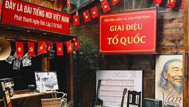Sắc đỏ tràn ngập quán cà phê Hà Nội mừng 80 năm Quốc khánh 2/9