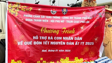 CSGT thành phố Huế hỗ trợ cho bà con về quê đón Tết