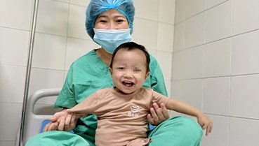 Bé trai 15 tháng tuổi hồi sinh sau ca ghép gan lịch sử
