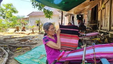 Từ khung cửi Hà Ri, sắc màu Ba Na lan tỏa
